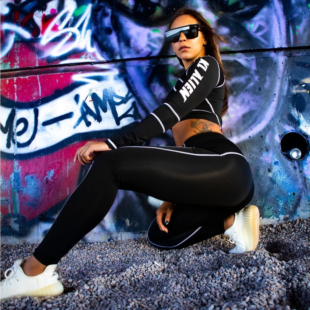 New KL Alien Women's Black Leggings Long Sleeve Crop Top Set in size Medium.